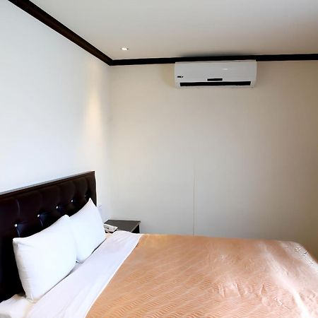 Holiday Business Hotel Taitung Bagian luar foto
