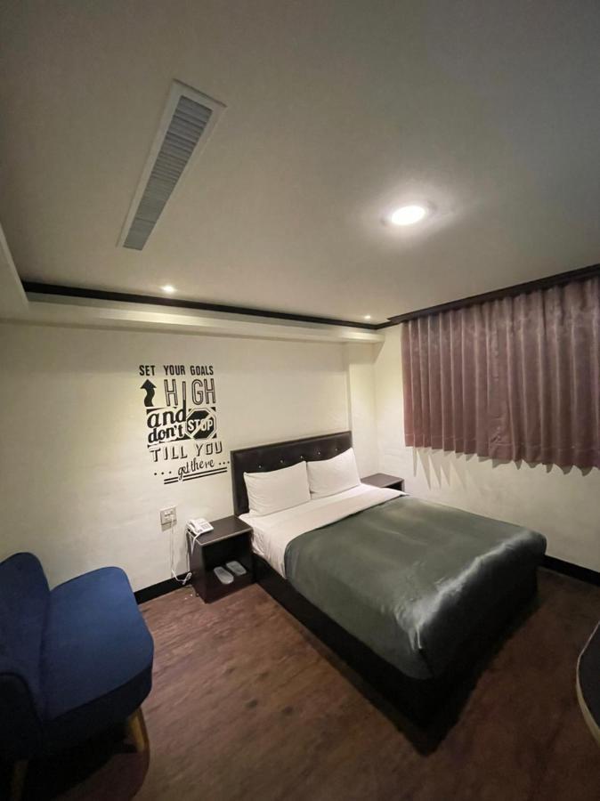 Holiday Business Hotel Taitung Bagian luar foto