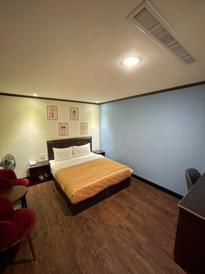 Holiday Business Hotel Taitung Bagian luar foto
