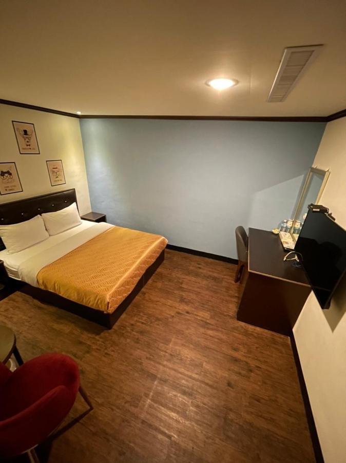 Holiday Business Hotel Taitung Bagian luar foto