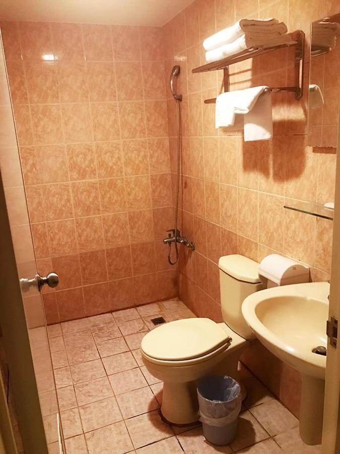Holiday Business Hotel Taitung Bagian luar foto