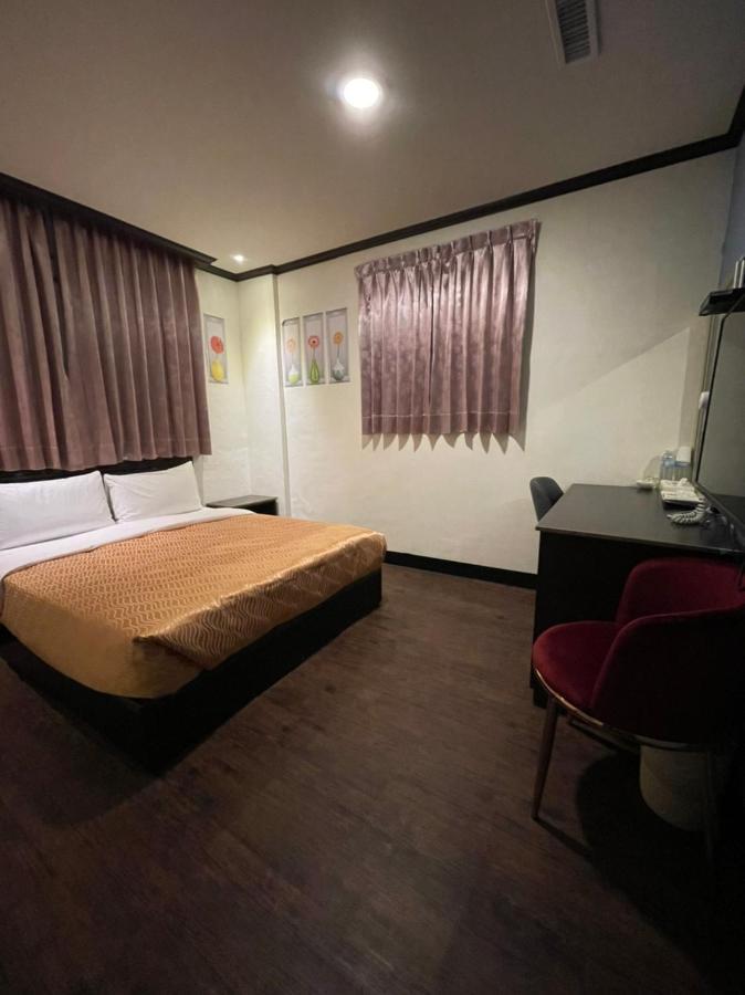 Holiday Business Hotel Taitung Bagian luar foto