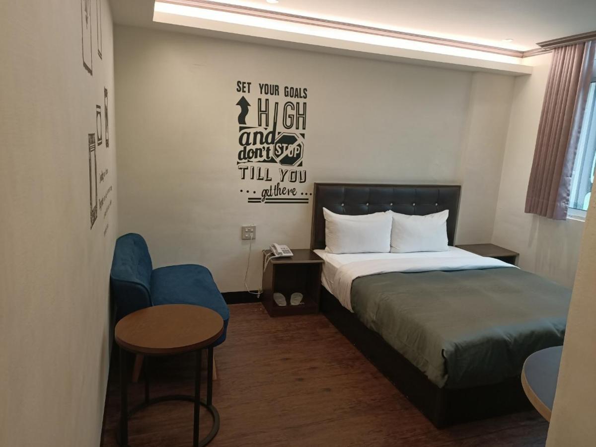 Holiday Business Hotel Taitung Bagian luar foto