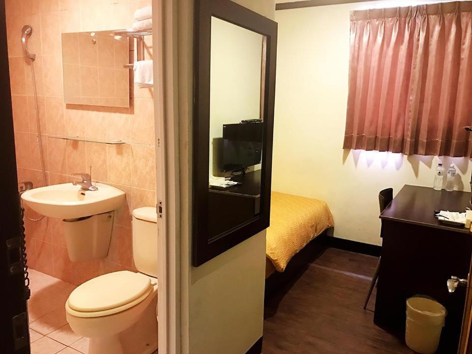 Holiday Business Hotel Taitung Bagian luar foto